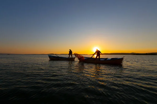 Fishermen Throwing Fishing Net Sea — Stock Photo, Image