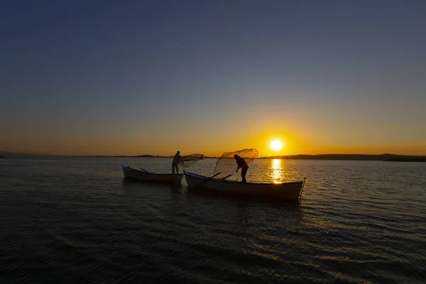 Fiskare Som Kastar Fiskenät Havet — Stockfoto