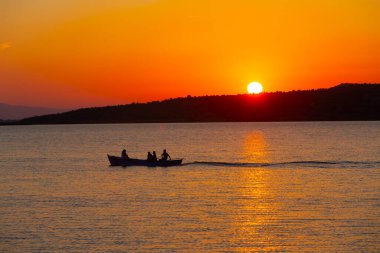 Balıkçılar denize balık ağı atıyorlar.
