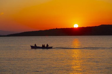Balıkçılar denize balık ağı atıyorlar.