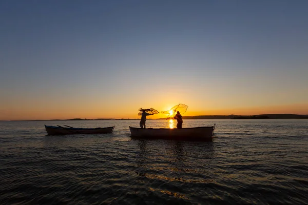 Pêcheurs Jetant Filet Pêche Dans Mer — Photo