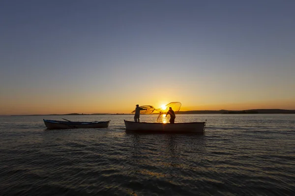 Pescadores Lanzando Red Pesca Mar — Foto de Stock