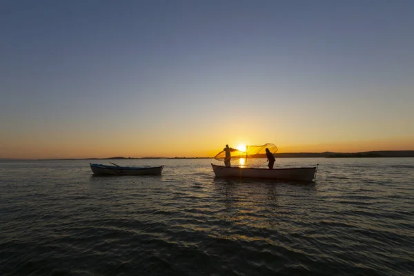 Pescadores Lanzando Red Pesca Mar — Foto de Stock