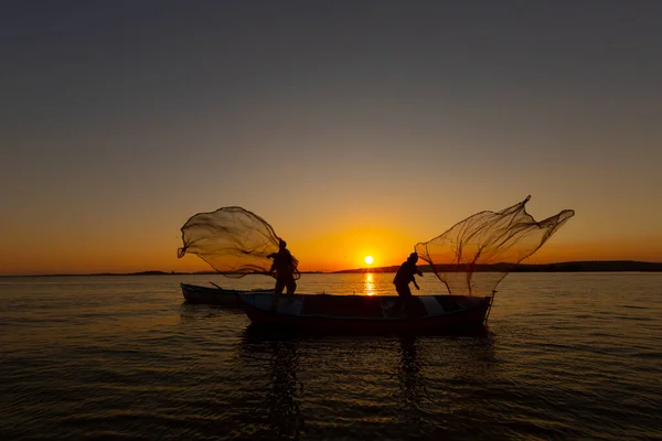 Fiskare Som Kastar Fiskenät Havet — Stockfoto