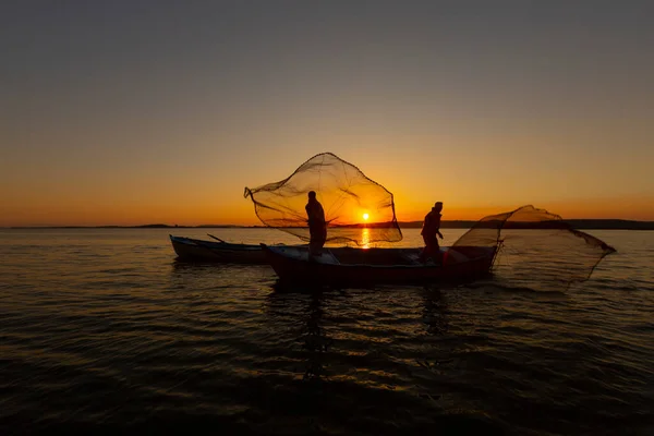 Rybáři Házejí Rybářské Sítě Moře — Stock fotografie