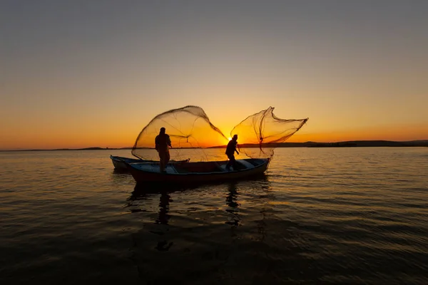 Pescadores Jogando Rede Pesca Mar — Fotografia de Stock