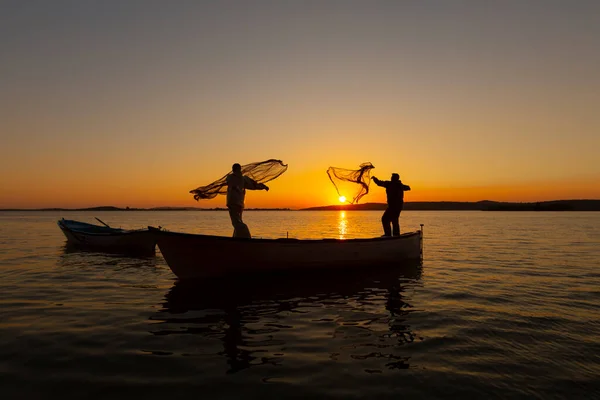 Halászok Akik Halászhálót Dobnak Tengerbe — Stock Fotó