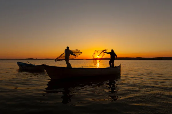 Fiskare Som Kastar Fiskenät Havet — Stockfoto