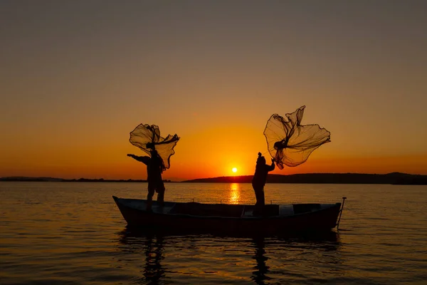 Рыбаки Бросают Рыболовные Сети Море — стоковое фото