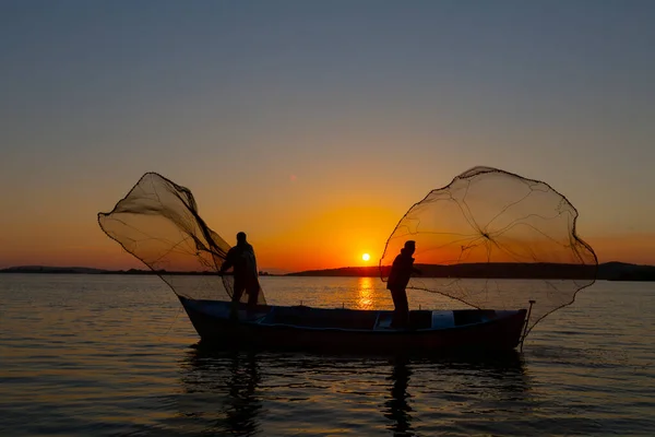 Rybáři Házejí Rybářské Sítě Moře — Stock fotografie