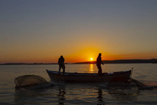 Fischer Werfen Fischernetz Ins Meer — Stockfoto