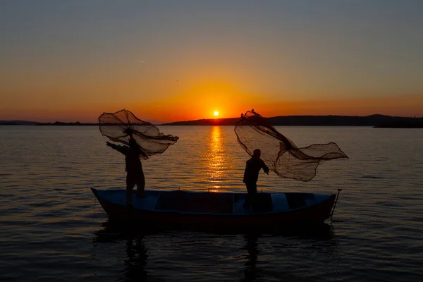 Fiskare Som Kastar Fiskenät Havet — Stockfoto