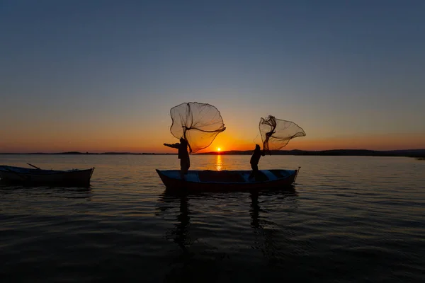 Rybáři Házejí Rybářské Sítě Moře — Stock fotografie