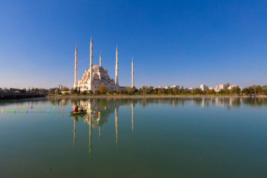 Sabancı Merkez Camii, 1998 yılında Adana 'nın Reatbey ilçesinde, Central Park' ın güneyinde ve Seyhan Nehri 'nin batı kıyısında açılan bir camidir..