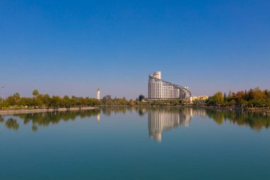 Sabancı Merkez Camii, 1998 yılında Adana 'nın Reatbey ilçesinde, Central Park' ın güneyinde ve Seyhan Nehri 'nin batı kıyısında açılan bir camidir..