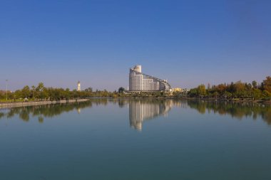 Sabancı Merkez Camii, 1998 yılında Adana 'nın Reatbey ilçesinde, Central Park' ın güneyinde ve Seyhan Nehri 'nin batı kıyısında açılan bir camidir..
