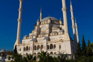 Sabancı Merkez Camii, 1998 yılında Adana 'nın Reatbey ilçesinde, Central Park' ın güneyinde ve Seyhan Nehri 'nin batı kıyısında açılan bir camidir..