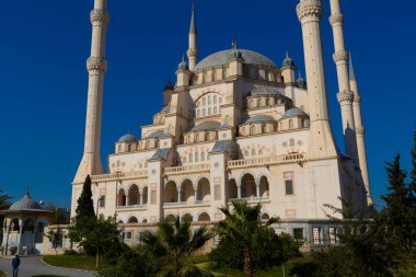 Sabancı Merkez Camii, 1998 yılında Adana 'nın Reatbey ilçesinde, Central Park' ın güneyinde ve Seyhan Nehri 'nin batı kıyısında açılan bir camidir..