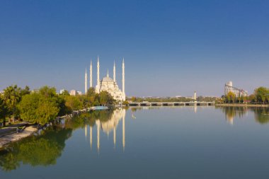 Sabancı Merkez Camii, 1998 yılında Adana 'nın Reatbey ilçesinde, Central Park' ın güneyinde ve Seyhan Nehri 'nin batı kıyısında açılan bir camidir..