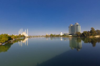 Sabancı Merkez Camii, 1998 yılında Adana 'nın Reatbey ilçesinde, Central Park' ın güneyinde ve Seyhan Nehri 'nin batı kıyısında açılan bir camidir..