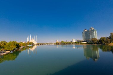 Sabancı Merkez Camii, 1998 yılında Adana 'nın Reatbey ilçesinde, Central Park' ın güneyinde ve Seyhan Nehri 'nin batı kıyısında açılan bir camidir..