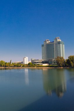 Sabancı Merkez Camii, 1998 yılında Adana 'nın Reatbey ilçesinde, Central Park' ın güneyinde ve Seyhan Nehri 'nin batı kıyısında açılan bir camidir..