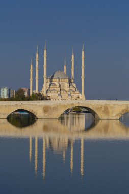 Sabancı Merkez Camii, 1998 yılında Adana 'nın Reatbey ilçesinde, Central Park' ın güneyinde ve Seyhan Nehri 'nin batı kıyısında açılan bir camidir..