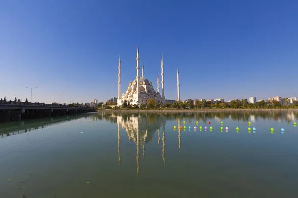 센트럴 모스크 Sabanci Central Mosque 1998 센트럴 파크의 기슭에 지구에서 — 스톡 사진