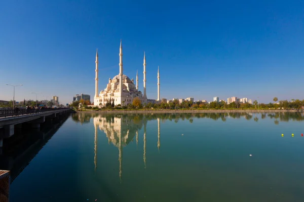 센트럴 모스크 Sabanci Central Mosque 1998 센트럴 파크의 기슭에 지구에서 — 스톡 사진