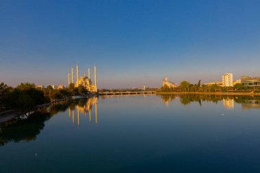 Sabancı Merkez Camii, 1998 yılında Adana 'nın Reatbey ilçesinde, Central Park' ın güneyinde ve Seyhan Nehri 'nin batı kıyısında açılan bir camidir..