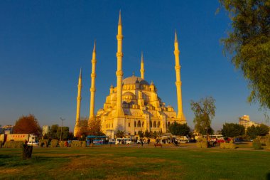 Sabancı Merkez Camii, 1998 yılında Adana 'nın Reatbey ilçesinde, Central Park' ın güneyinde ve Seyhan Nehri 'nin batı kıyısında açılan bir camidir..
