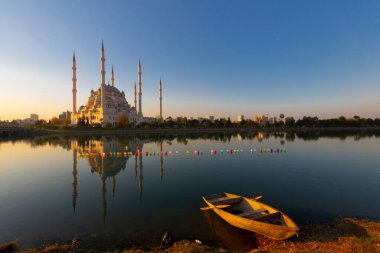Sabancı Merkez Camii, 1998 yılında Adana 'nın Reatbey ilçesinde, Central Park' ın güneyinde ve Seyhan Nehri 'nin batı kıyısında açılan bir camidir..