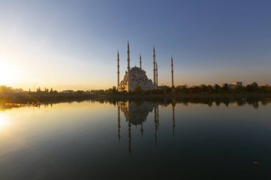 Sabancı Merkez Camii, 1998 yılında Adana 'nın Reatbey ilçesinde, Central Park' ın güneyinde ve Seyhan Nehri 'nin batı kıyısında açılan bir camidir..