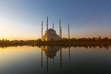 Sabancı Merkez Camii, 1998 yılında Adana 'nın Reatbey ilçesinde, Central Park' ın güneyinde ve Seyhan Nehri 'nin batı kıyısında açılan bir camidir..