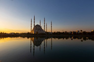 Sabancı Merkez Camii, 1998 yılında Adana 'nın Reatbey ilçesinde, Central Park' ın güneyinde ve Seyhan Nehri 'nin batı kıyısında açılan bir camidir..