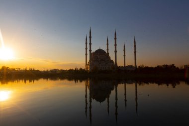 Sabancı Merkez Camii, 1998 yılında Adana 'nın Reatbey ilçesinde, Central Park' ın güneyinde ve Seyhan Nehri 'nin batı kıyısında açılan bir camidir..