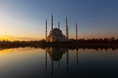 Sabancı Merkez Camii, 1998 yılında Adana 'nın Reatbey ilçesinde, Central Park' ın güneyinde ve Seyhan Nehri 'nin batı kıyısında açılan bir camidir..