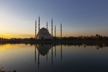 Sabancı Merkez Camii, 1998 yılında Adana 'nın Reatbey ilçesinde, Central Park' ın güneyinde ve Seyhan Nehri 'nin batı kıyısında açılan bir camidir..