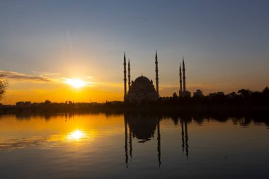 Sabancı Merkez Camii, 1998 yılında Adana 'nın Reatbey ilçesinde, Central Park' ın güneyinde ve Seyhan Nehri 'nin batı kıyısında açılan bir camidir..