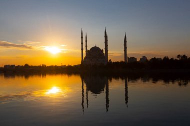Sabancı Merkez Camii, 1998 yılında Adana 'nın Reatbey ilçesinde, Central Park' ın güneyinde ve Seyhan Nehri 'nin batı kıyısında açılan bir camidir..