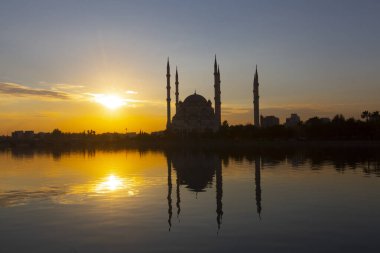 Sabancı Merkez Camii, 1998 yılında Adana 'nın Reatbey ilçesinde, Central Park' ın güneyinde ve Seyhan Nehri 'nin batı kıyısında açılan bir camidir..
