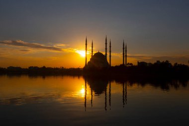 Sabancı Merkez Camii, 1998 yılında Adana 'nın Reatbey ilçesinde, Central Park' ın güneyinde ve Seyhan Nehri 'nin batı kıyısında açılan bir camidir..