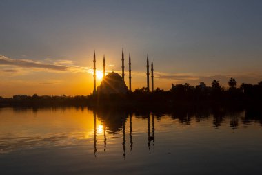 Sabancı Merkez Camii, 1998 yılında Adana 'nın Reatbey ilçesinde, Central Park' ın güneyinde ve Seyhan Nehri 'nin batı kıyısında açılan bir camidir..
