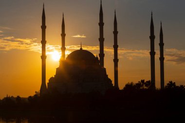 Sabancı Merkez Camii, 1998 yılında Adana 'nın Reatbey ilçesinde, Central Park' ın güneyinde ve Seyhan Nehri 'nin batı kıyısında açılan bir camidir..