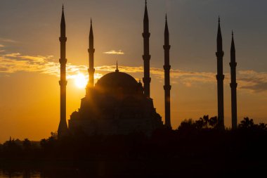 Sabancı Merkez Camii, 1998 yılında Adana 'nın Reatbey ilçesinde, Central Park' ın güneyinde ve Seyhan Nehri 'nin batı kıyısında açılan bir camidir..