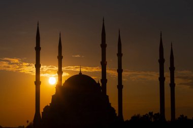 Sabancı Merkez Camii, 1998 yılında Adana 'nın Reatbey ilçesinde, Central Park' ın güneyinde ve Seyhan Nehri 'nin batı kıyısında açılan bir camidir..