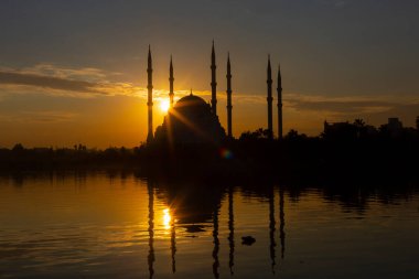 Sabancı Merkez Camii, 1998 yılında Adana 'nın Reatbey ilçesinde, Central Park' ın güneyinde ve Seyhan Nehri 'nin batı kıyısında açılan bir camidir..