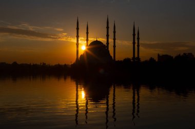 Sabancı Merkez Camii, 1998 yılında Adana 'nın Reatbey ilçesinde, Central Park' ın güneyinde ve Seyhan Nehri 'nin batı kıyısında açılan bir camidir..