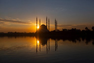 Sabancı Merkez Camii, 1998 yılında Adana 'nın Reatbey ilçesinde, Central Park' ın güneyinde ve Seyhan Nehri 'nin batı kıyısında açılan bir camidir..