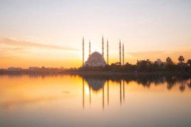 Sabancı Merkez Camii, 1998 yılında Adana 'nın Reatbey ilçesinde, Central Park' ın güneyinde ve Seyhan Nehri 'nin batı kıyısında açılan bir camidir..